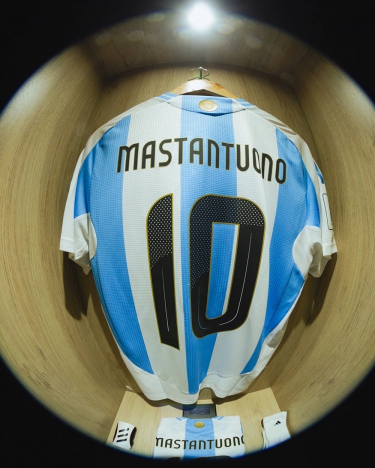 kaiyun-阿根廷10号球衣今日迎来新传承：18岁新星马斯坦托诺正式披挂