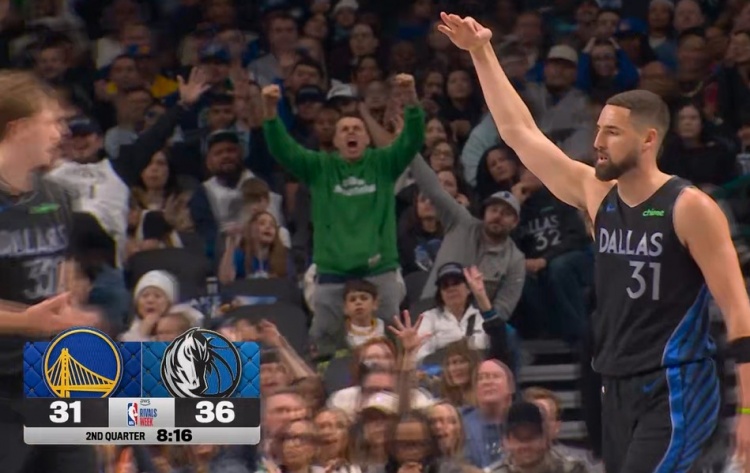 开云体育官网-手起刀落！克莱追身三分轰进 帮助独行侠打停勇士