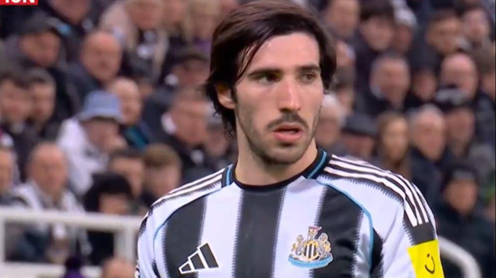 开云体育APP下载-神剧情！补时绝杀，曼联1-2纽卡：多打1人还输了，告别了11轮不败