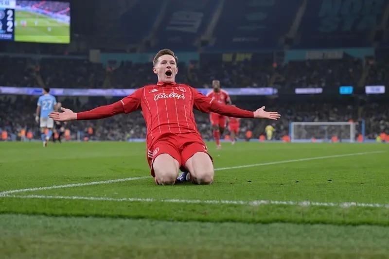 kaiyun-看人真准！曼城主场痛失好局仍有收获 心仪悍腰完美通过“面试”