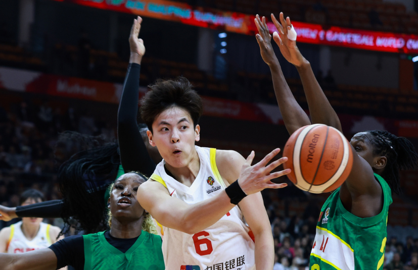 开云体育APP下载-女篮队长首秀！杨舒予14+5+7扮攻传核心 7助攻全场最高